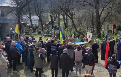 На Закарпатті попрощалися із загиблим захисником Іваном Трусовим На Закарпатті попрощалися із загиблим захисником Іваном Трусовим