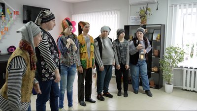 "Ми, як сім'я, допомагаємо один одному": як у Сумах залучають людей з синдромом Дауна до творчості "Ми, як сім'я, допомагаємо один одному": як у Сумах залучають людей з синдромом Дауна до творчості