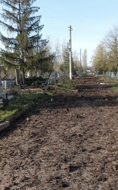 Наслідки обстрілів кладовищу у Краматорську 10 квітня. Фото: Facebook / Олександр Гончаренко Наслідки обстрілів кладовищу у Краматорську 10 квітня. Фото: Facebook / Олександр Гончаренко