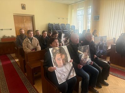 Родичі та близькі Юлі Триндей з її світлинами в залі Пустомитівського районного суду, 30 березня 2026 року Родичі та близькі Юлі Триндей з її світлинами в залі Пустомитівського районного суду, 30 березня 2026 року