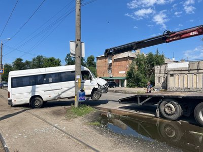 У Дніпрі сталася ДТП за участі "маршрутки": попередньо четверо людей травмовані У Дніпрі сталася ДТП за участі "маршрутки": попередньо четверо людей травмовані