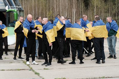 73-й обмін між Україною та РФ: з російського полону повернулись 193 українські оборонці 73-й обмін між Україною та РФ: з російського полону повернулись 193 українські оборонці