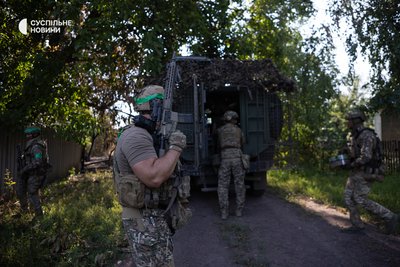 Водій бронеавтомобіля Roshel із позивним "Балу" чекає, поки група "Омеги" забере вантаж у Родинському Водій бронеавтомобіля Roshel із позивним "Балу" чекає, поки група "Омеги" забере вантаж у Родинському