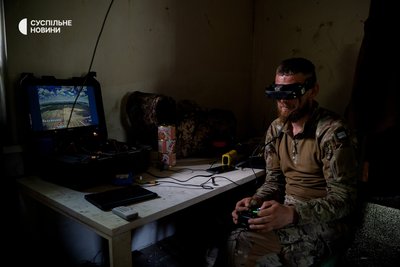 військовий групи спецпризначення "Гострі картузи" пілотує дроном, Липці, Харківщина, червень 2024 року військовий групи спецпризначення "Гострі картузи" пілотує дроном, Липці, Харківщина, червень 2024 року