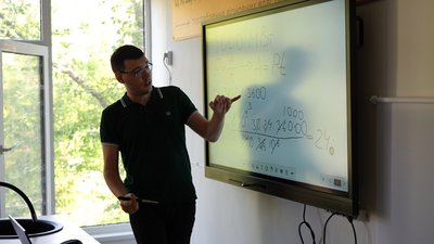 "Я пишаюся своїм вчителем". Фізик-викладач Дніпра увійшов до десятки найкращих освітян країни