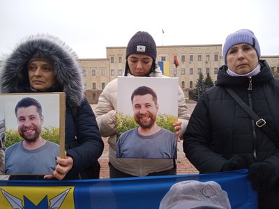 "Просимо міжнародні організації – знайдіть нам наших рідних". У Кропивницькому вийшли на акцію "Не мовчи! Полон вбиває" "Просимо міжнародні організації – знайдіть нам наших рідних". У Кропивницькому вийшли на акцію "Не мовчи! Полон вбиває"