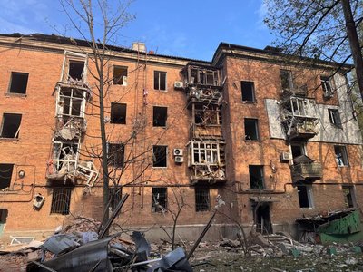 Фоторепортаж з місця влучання по чотириповерхівці в Дніпрі Фоторепортаж з місця влучання по чотириповерхівці в Дніпрі