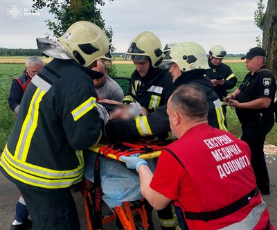 У Луцькому районі 18-річна водійка злетіла з траси і в'їхала в дерево У Луцькому районі 18-річна водійка злетіла з траси і в'їхала в дерево