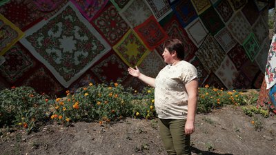 На Чернігівщині жителі села оздобили хати хустками та рушниками своїх прабабусь На Чернігівщині жителі села оздобили хати хустками та рушниками своїх прабабусь