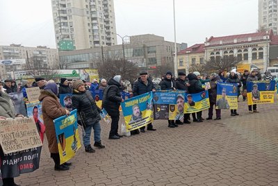 У Хмельницькому відбувається акція в підтримку військовополонених та безвісти зниклих У Хмельницькому відбувається акція в підтримку військовополонених та безвісти зниклих