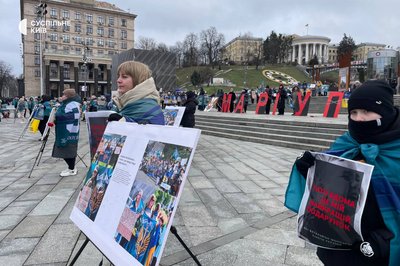 "1000 днів полону": у Києві рідні морських піхотинців зібралися на акцію "1000 днів полону": у Києві рідні морських піхотинців зібралися на акцію