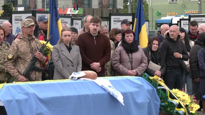 З військовими Володимиром Коцуром та Махайлом Бараболею попрощалися у Рівному З військовими Володимиром Коцуром та Махайлом Бараболею попрощалися у Рівному