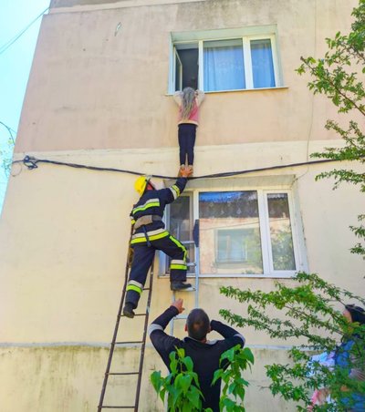 В Одеській області врятували дівчинку, яка ледь не зірвалась з другого поверху В Одеській області врятували дівчинку, яка ледь не зірвалась з другого поверху