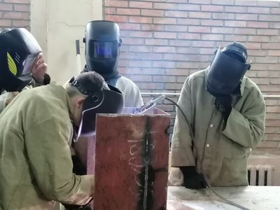 Учні будівельного ліцею виготовляють пічки для військових Учні будівельного ліцею виготовляють пічки для військових