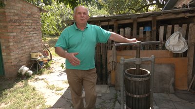 На Черкащині фермер робить яблучний оцет із плодів 90-річних дерев На Черкащині фермер робить яблучний оцет із плодів 90-річних дерев