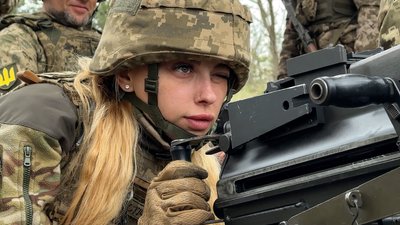 "Замість нігтиків — автомати": як подруги з Харкова разом пішли на війну "Замість нігтиків — автомати": як подруги з Харкова разом пішли на війну