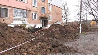 У селі на Вінниччині ремонт водогону паралізував під’їзди та двір багатоповерхівки: у чому причина У селі на Вінниччині ремонт водогону паралізував під’їзди та двір багатоповерхівки: у чому причина