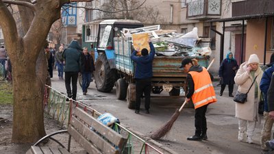 війна хмельницький, обстріл Хмельницького 22 березня, розбір завалів Хмельницький, прибирають скло
