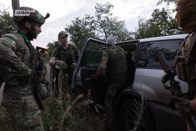 Джип суміжного підрозділу евакуює найважче поранених бійців з екіпажу ударних дронів, яких бійці спецпідрозділу "Омега" забрали з місця підриву у Родинському Джип суміжного підрозділу евакуює найважче поранених бійців з екіпажу ударних дронів, яких бійці спецпідрозділу "Омега" забрали з місця підриву у Родинському
