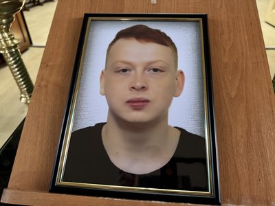 Загинув на Донеччині: у Херсоні попрощались із військовим Романом Платоновим Загинув на Донеччині: у Херсоні попрощались із військовим Романом Платоновим