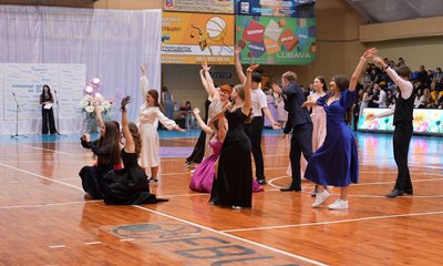 194 учні черкаських шкіл вийшли на паркет під час "дипломатичного балу" 194 учні черкаських шкіл вийшли на паркет під час "дипломатичного балу"