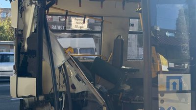 У Києві вантажівка в’їхала в маршрутку: є постраждалі У Києві вантажівка в’їхала в маршрутку: є постраждалі