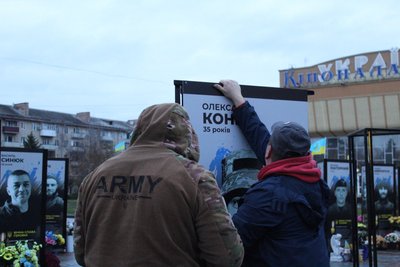 27 портретів загиблих військових встановили в центрі Рівного 27 портретів загиблих військових встановили в центрі Рівного
