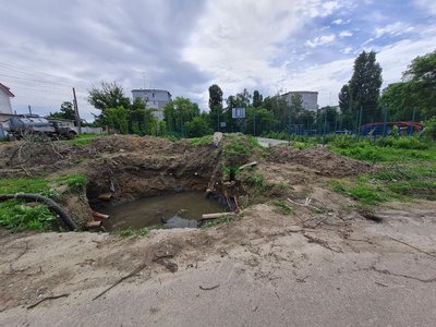 Прорив каналізації в Житомирі: котлован на місці аварії затопило водою Прорив каналізації в Житомирі: котлован на місці аварії затопило водою