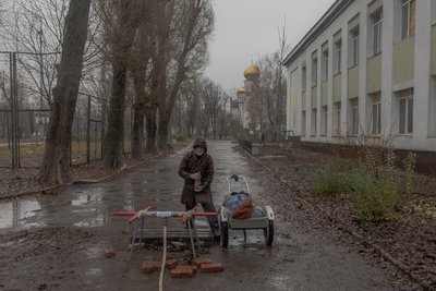 Місцевий житель наповнює пляшки водою у прифронтовому Покровську на Донеччині 11 грудня 2024 року Місцевий житель наповнює пляшки водою у прифронтовому Покровську на Донеччині 11 грудня 2024 року