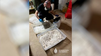 Обшук у нарколабораторії з психотропами на 150 мільйонів гривень на Чернігівщині Обшук у нарколабораторії з психотропами на 150 мільйонів гривень на Чернігівщині