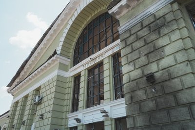 Пошкоджений безпілотниками вокзал в Лозовій