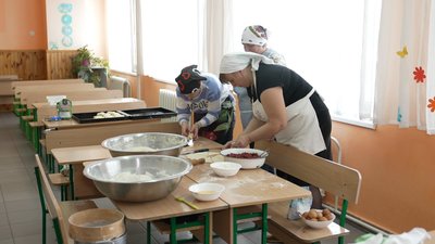 Пиріжки з любов’ю: у ліцеї на Вінниччині готують смаколики для захисників Пиріжки з любов’ю: у ліцеї на Вінниччині готують смаколики для захисників