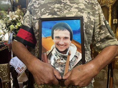 У Сумах попрощалися з молодшим сержантом Андрієм Жуком У Сумах попрощалися з молодшим сержантом Андрієм Жуком