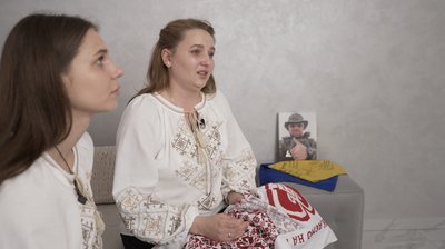 Юліана Олійник з Буковини з рідною сестрою Марією Фалібогою під час зйомок документального проєкту День вишиванки шлях до себе Юліана Олійник з Буковини з рідною сестрою Марією Фалібогою під час зйомок документального проєкту День вишиванки шлях до себе