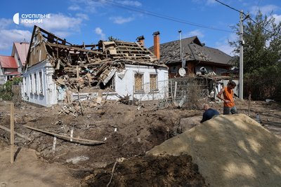Наслідки обстрілу КАБом приватного сектора в Центральному районі Херсона, 9 вересня 2025 року Наслідки обстрілу КАБом приватного сектора в Центральному районі Херсона, 9 вересня 2025 року