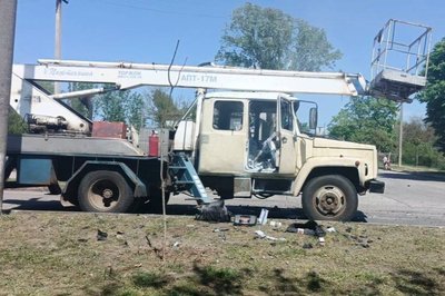 Дрон РФ поцілив у автомобіль енергетиків на Дніпропетровщині Дрон РФ поцілив у автомобіль енергетиків на Дніпропетровщині
