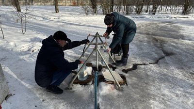 Містяни набирають питну воду Дружківка Донецька область 31 грудня 2025 рік Містяни набирають питну воду Дружківка Донецька область 31 грудня 2025 рік
