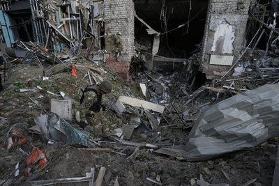 Росіяни завдали удару по центру Харкова 25 травня: слідчий у вирві Росіяни завдали удару по центру Харкова 25 травня: слідчий у вирві