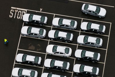 Нові китайські автомобілі Kia в порту Такома штату Вашингтон Нові китайські автомобілі Kia в порту Такома штату Вашингтон