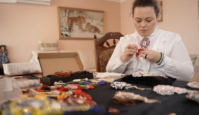 "Сила роду — це сила жінки": черкащанка створює брошки-обереги "Сила роду — це сила жінки": черкащанка створює брошки-обереги