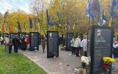 «Історії Героїв». У Дніпрі представили частину проєкту меморіальних конструкцій про полеглих воїнів «Історії Героїв». У Дніпрі представили частину проєкту меморіальних конструкцій про полеглих воїнів