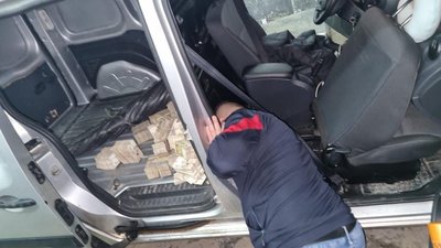 На Львівщині митники виявили у авто майже 9 мільйонів гривень