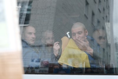 З російського полону до України повернулись 175 військових та семеро цивільних З російського полону до України повернулись 175 військових та семеро цивільних