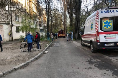 Масштабна пожежа в Одесі: три квартири пошкодило вогнем, травмувався чоловік
