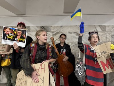 Учасники акції протесту у метро під час повітряної тривоги Учасники акції протесту у метро під час повітряної тривоги