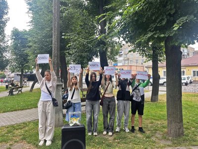 Дитячий колектив "Бандерівці" організував у місті на Волині мовчазну акцію Дитячий колектив "Бандерівці" організував у місті на Волині мовчазну акцію