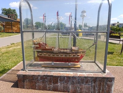 Встановив національний рекорд: черкащанин майструє моделі кораблів у себе на балконі