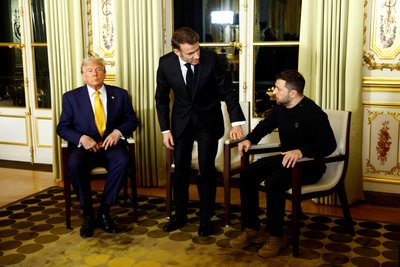 Президент Франції Еммануель Макрон, новообраний президент США Дональд Трамп і президент України Володимир Зеленський під час тристоронньої зустрічі в Єлисейському палаці в Парижі Франція, 7 грудня 2024 року Президент Франції Еммануель Макрон, новообраний президент США Дональд Трамп і президент України Володимир Зеленський під час тристоронньої зустрічі в Єлисейському палаці в Парижі Франція, 7 грудня 2024 року