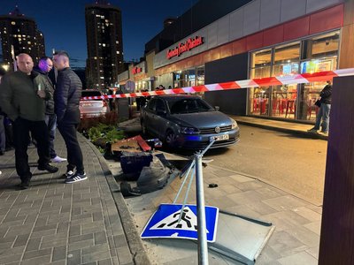 У Броварах авто очільника РДА в'їхало в людей на пішохідному переході. Є потерпілі У Броварах авто очільника РДА в'їхало в людей на пішохідному переході. Є потерпілі