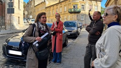 «Ниточка, яка поєднує з малою батьківщиною»: як переселенка з Луганська стала гідесою у Львові «Ниточка, яка поєднує з малою батьківщиною»: як переселенка з Луганська стала гідесою у Львові